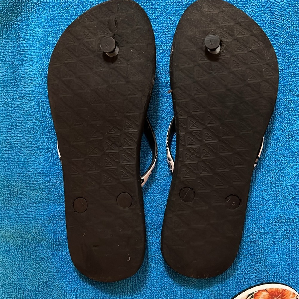 3 Pairs of Roxy Flip Flops - Picture 3 of 7